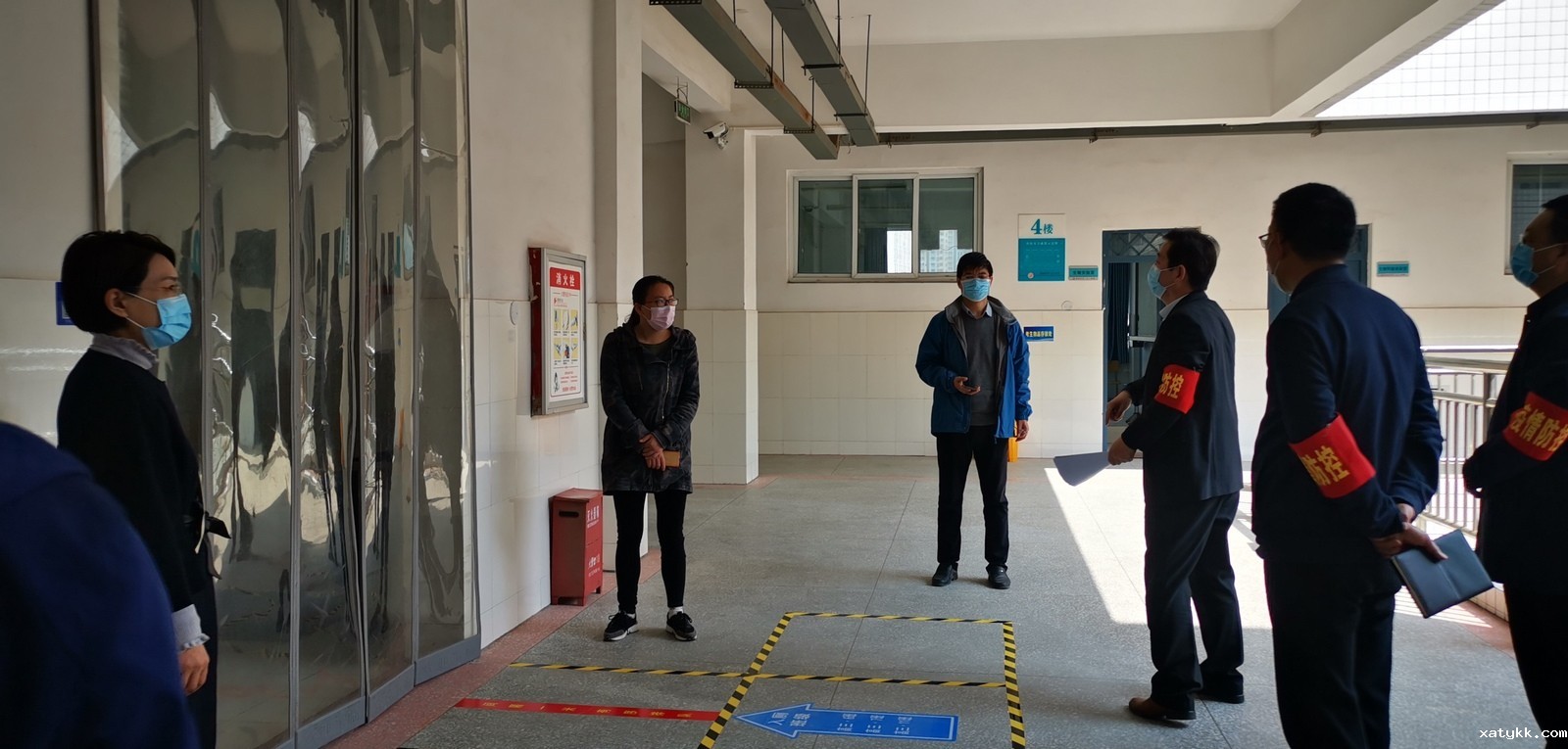 1586172015162574.jpg 7专班老师现场熟悉学生规范如厕流程 (复制).jpg