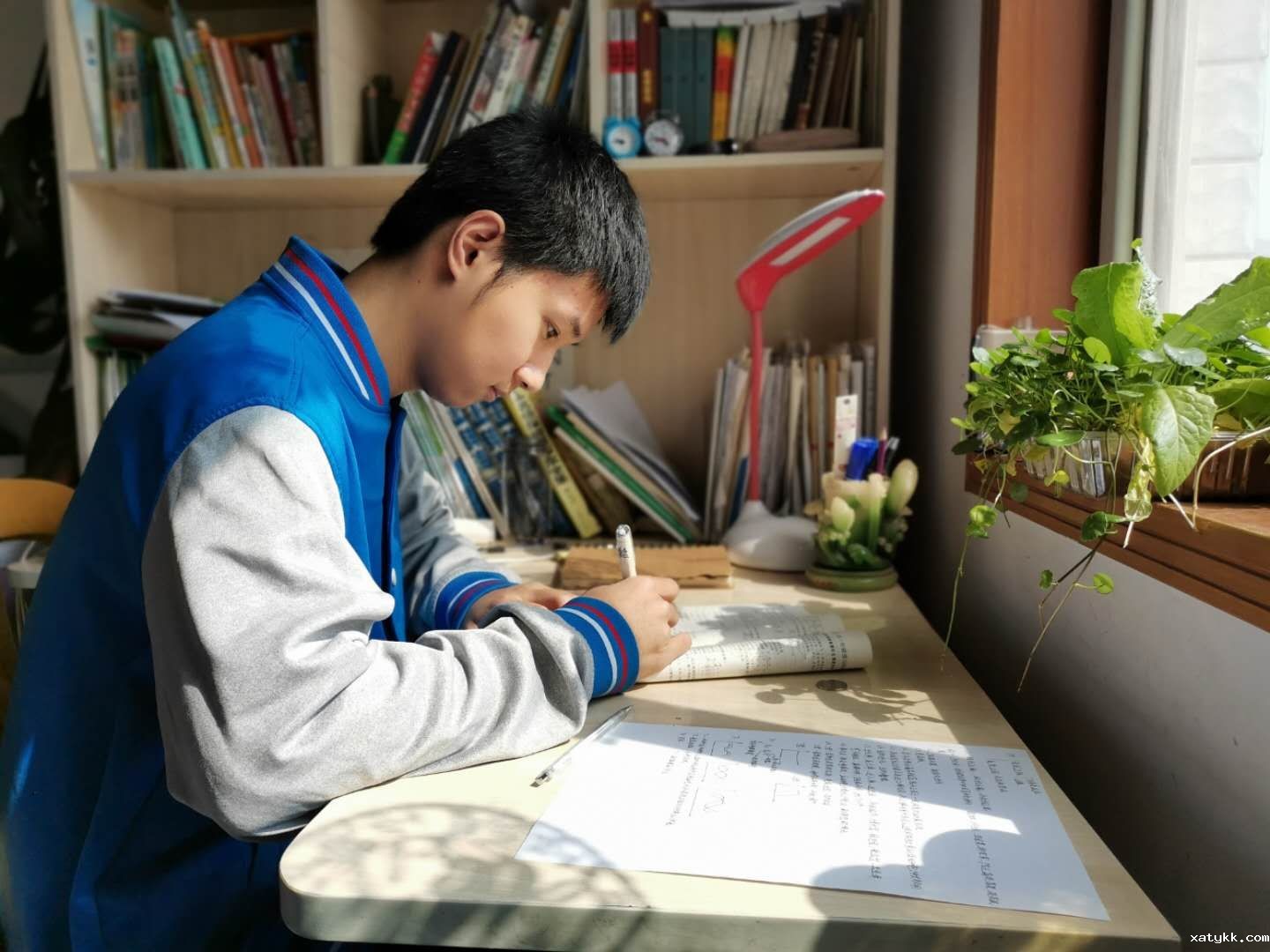 1586302262939297.jpg 4认真学习迎接高考的李松海同学.jpg