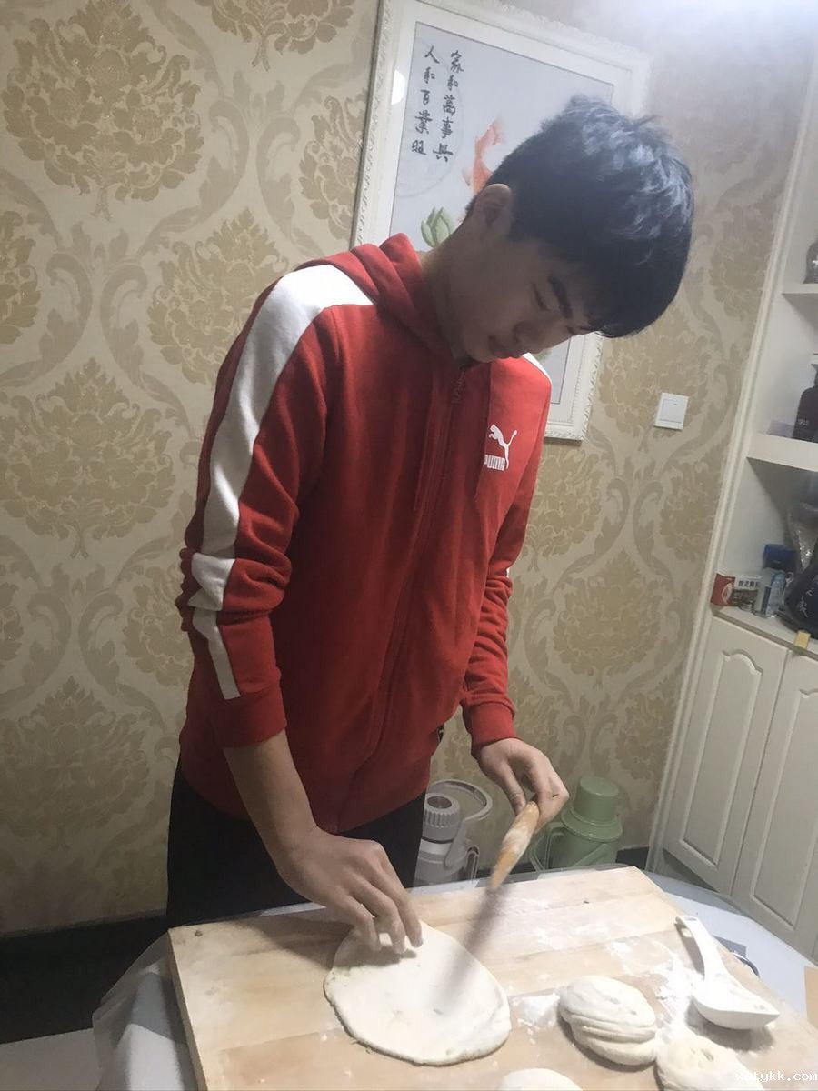 1586437178200183.jpg 2、高一5韩艺登在做面饼 (复制).jpg