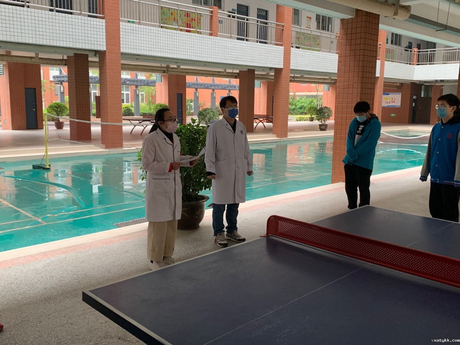 1586526362763082.jpg 校医安排各班爱国卫生清扫工作 (复制).jpg