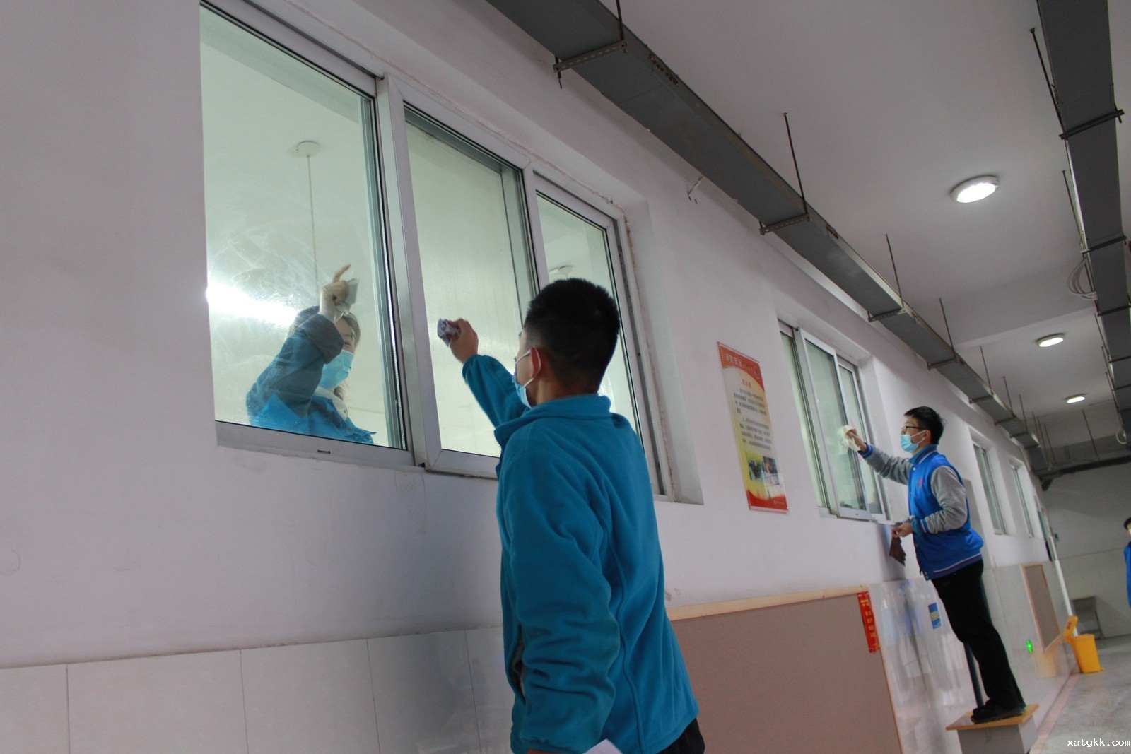 1586526375140933.jpg 学生大扫除有序进行 (复制).jpg