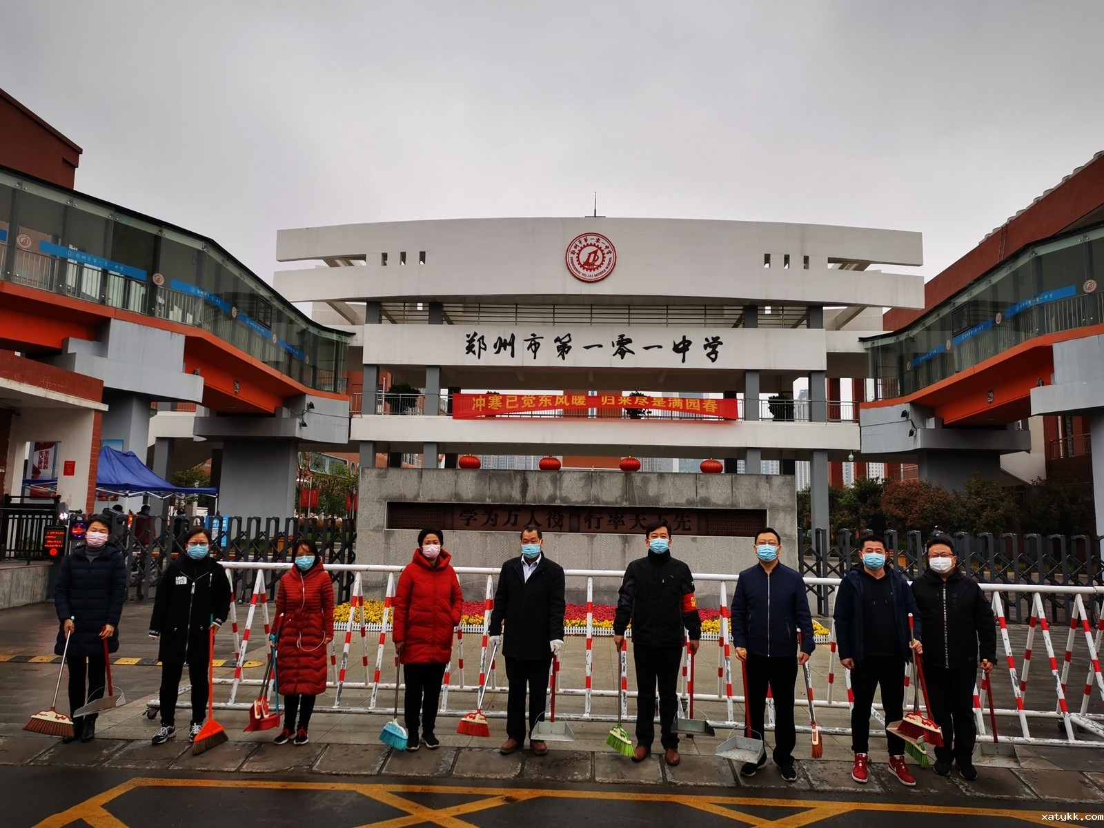 1586526398991882.jpg 老师志愿者参与爱国卫生清扫工作 (复制).jpg