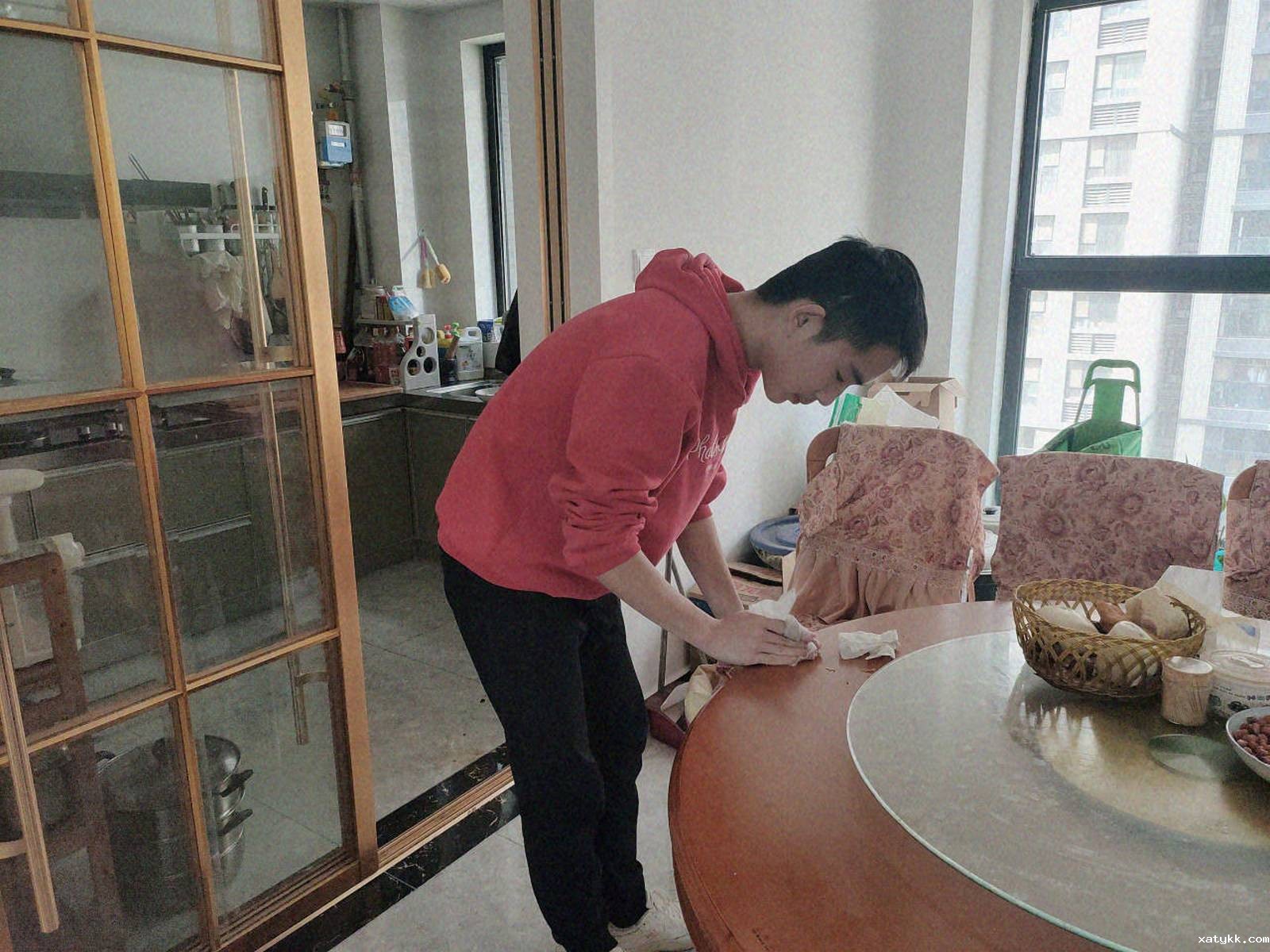 1586526730342791.jpg 1、张培文的餐桌擦得真干净 (复制).jpg