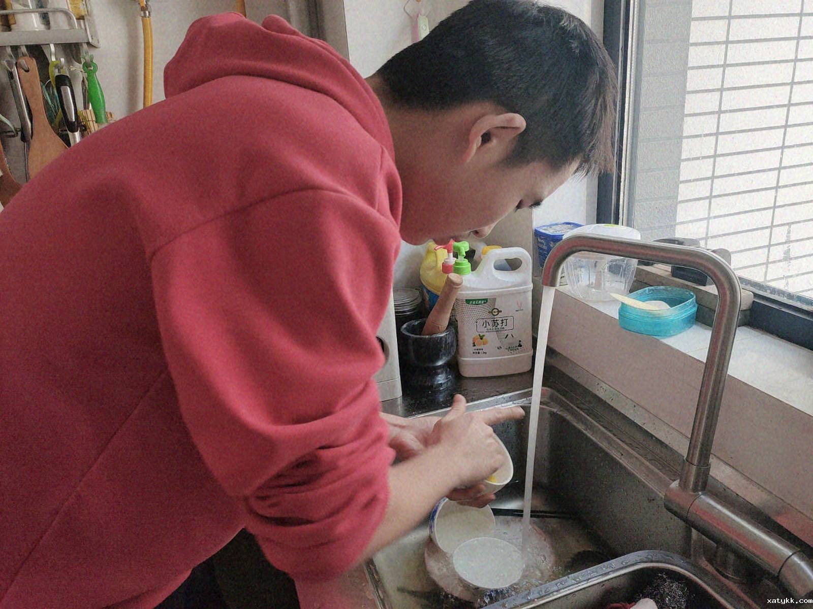 1586526741278243.jpg 2、张培文在仔细地洗碗 (复制).jpg