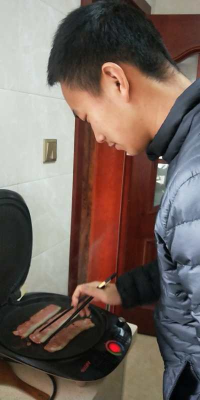 1586608897744234.jpg 2、张博晗在做美食.jpg