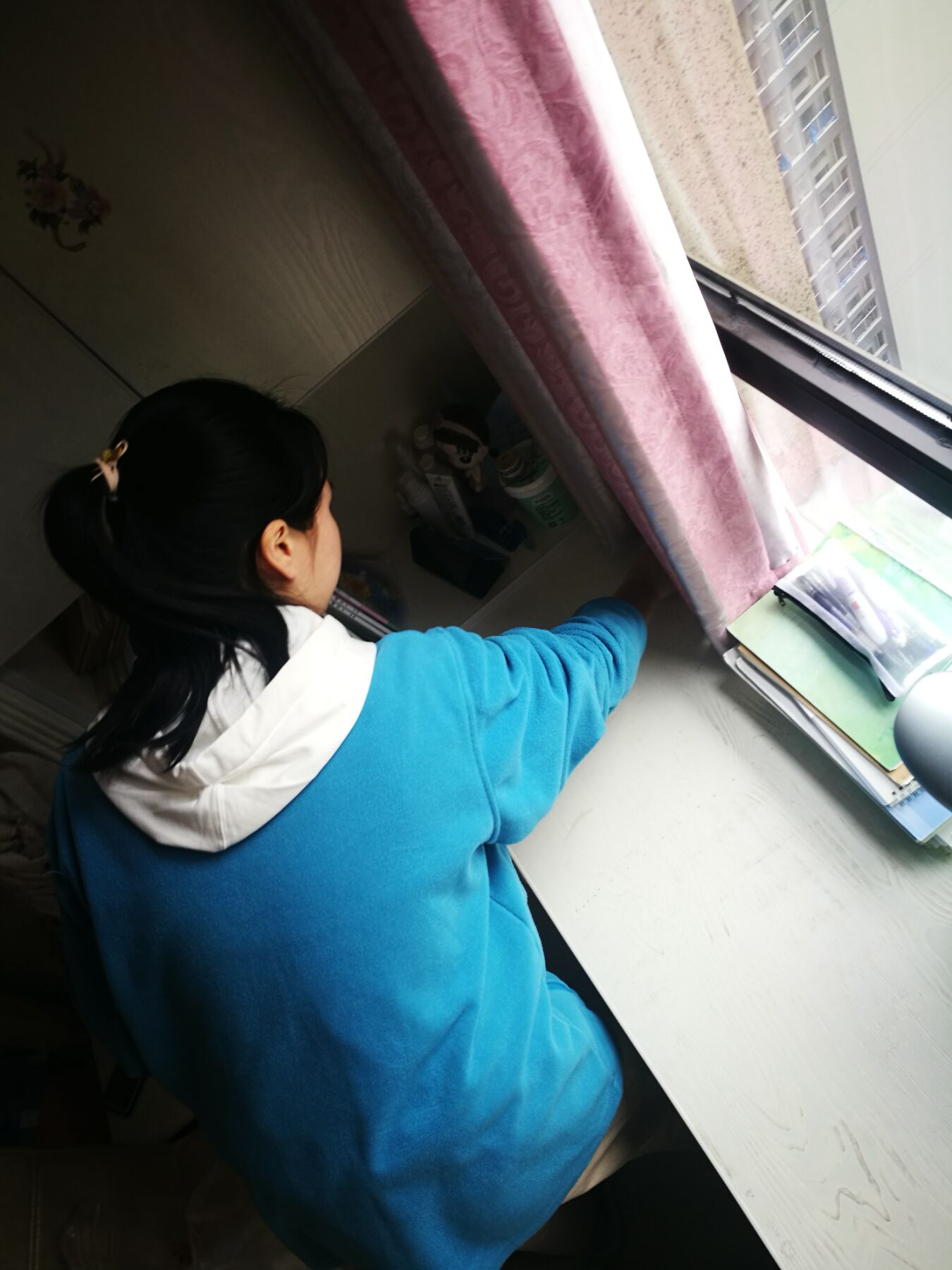 1586608928187102.jpg 4、宣萱在整理书桌.jpg