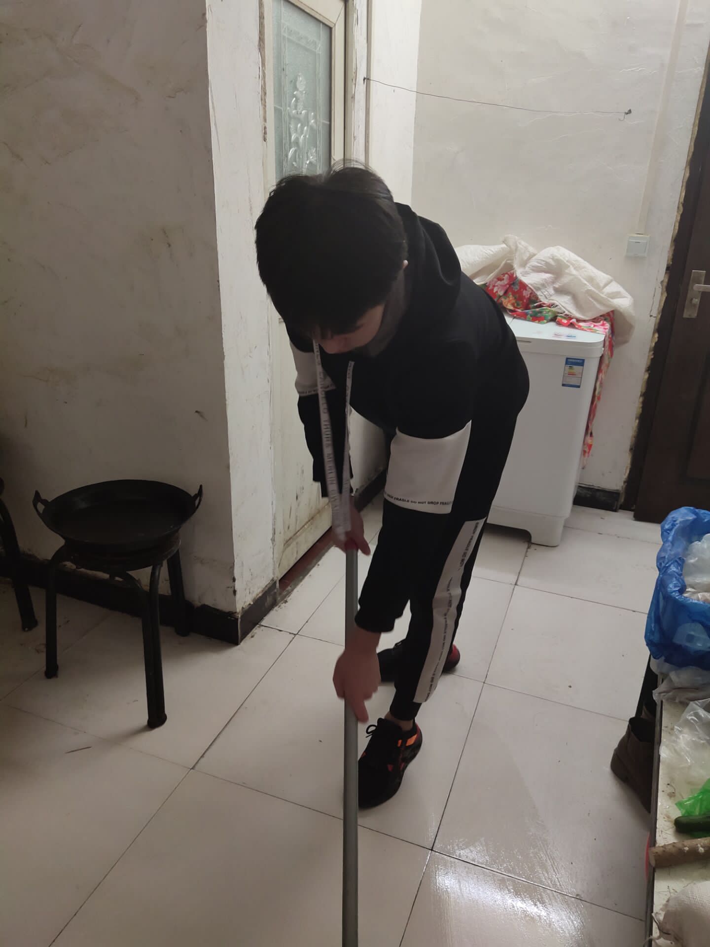 1586608949962405.jpg 5、赵中许在认真拖地 (1).jpg