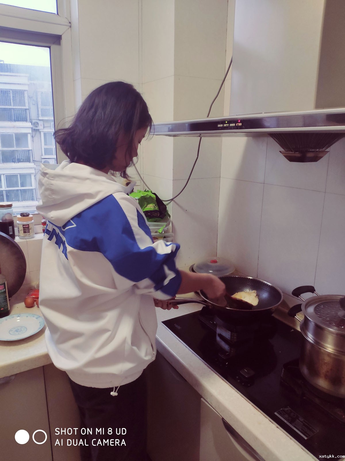 1586609350831589.jpg 1罗淼在做美食.jpg