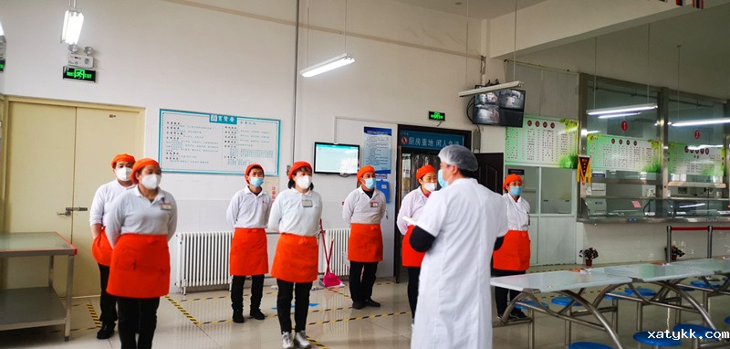 4餐厅人员工作例会强调食品卫生安全问题.jpg