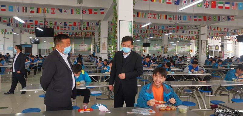6校领导询问学生就餐情况.jpg