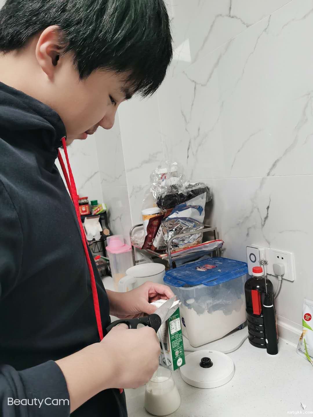 1586830726927507.jpg 1、李任航在制作咖啡.jpg