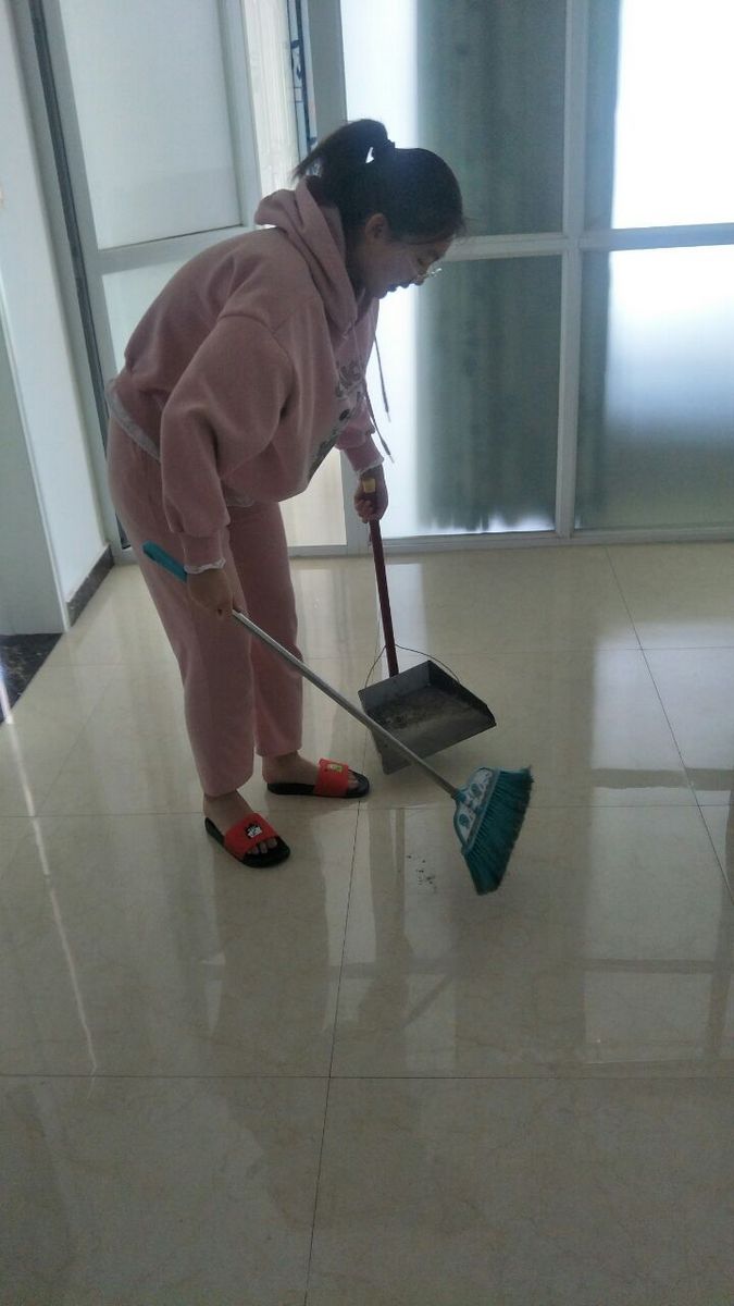 1587113561446153.jpg 3、张静茹在打扫卫生.jpg