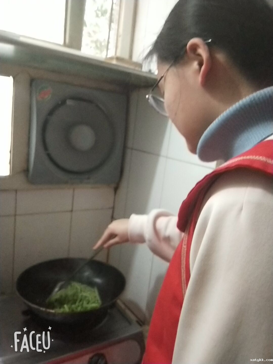 1587192783384230.jpg 4、陈虹余在炒菜.jpg