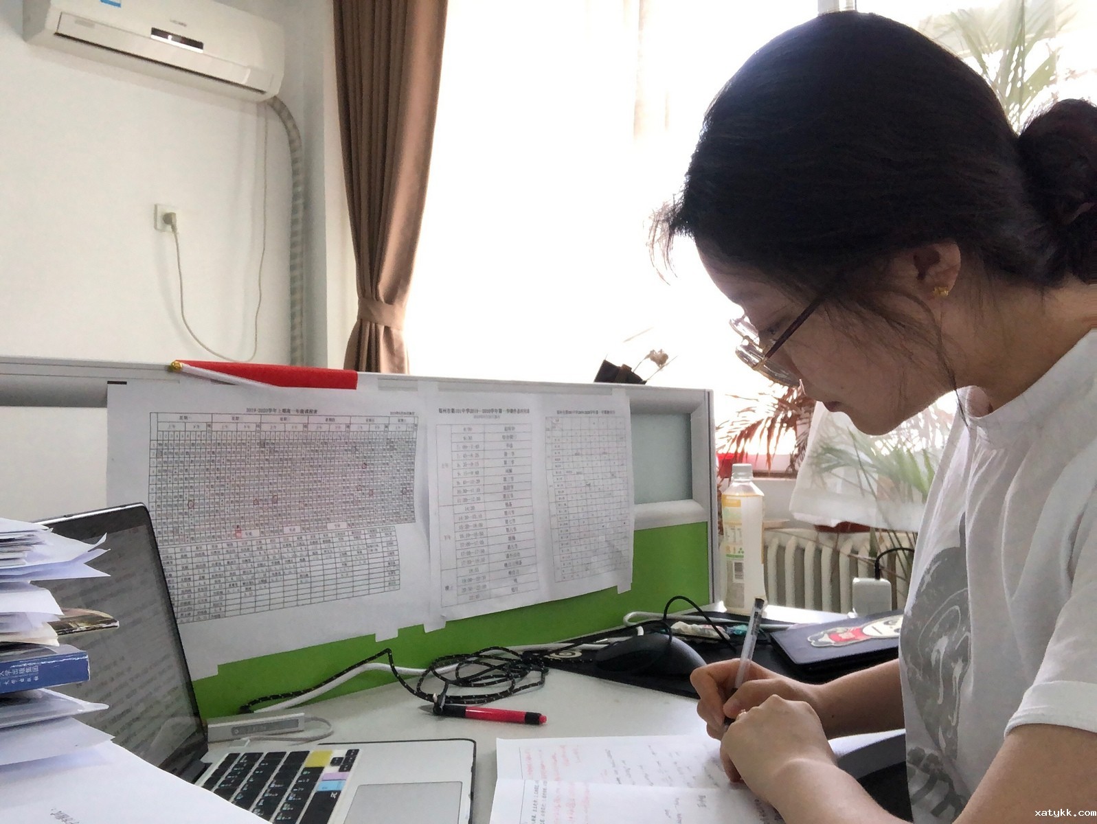 1587303257485613.jpg 解吉星老师认真备课.jpg