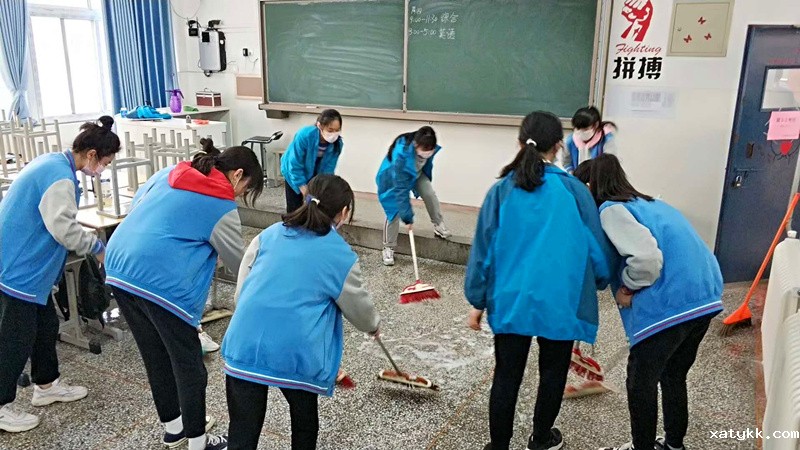9学生彻底清扫教室.jpg