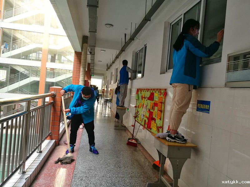 10学生打扫教学区卫生.jpg