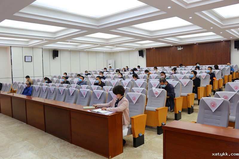 1588153100323642.jpg 2参加培训的老师认真听讲.JPG