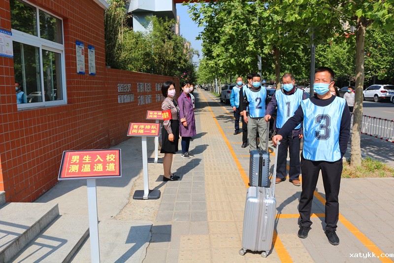 1588153107619227.jpg 3模拟学生排队入校.JPG