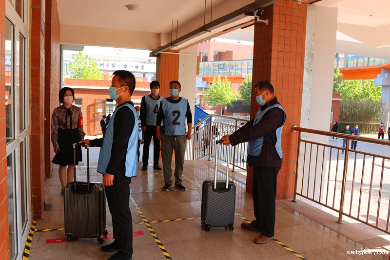 1588153129131225.jpg 6学生进入宿舍楼接受检查.JPG