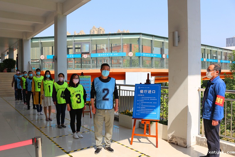 1588153136765019.jpg 7学生进入餐厅.JPG