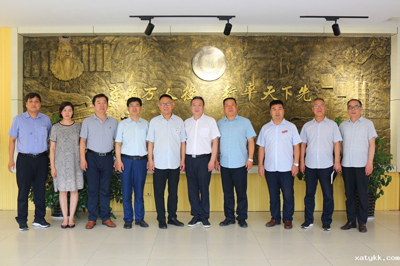 1593682158100995.jpg 7出席仪式的领导合影留念.JPG