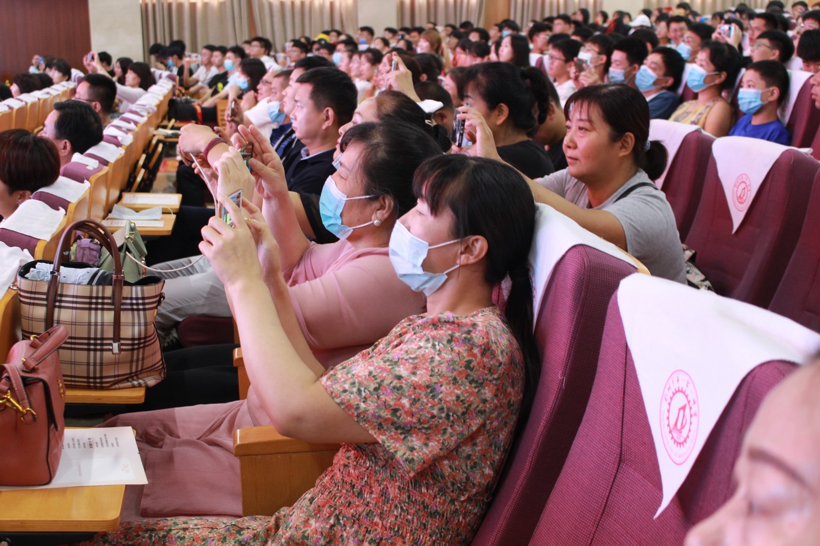 1594542283724741.jpg 8家长用手机记下这难忘时刻.JPG