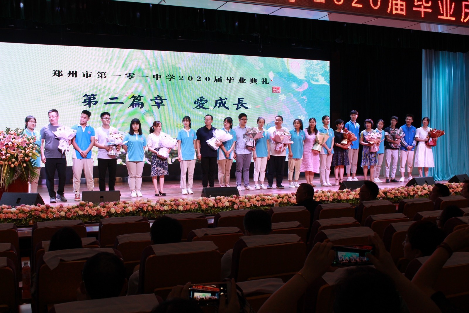 1594542309604553.jpg 10学生代表献花.JPG