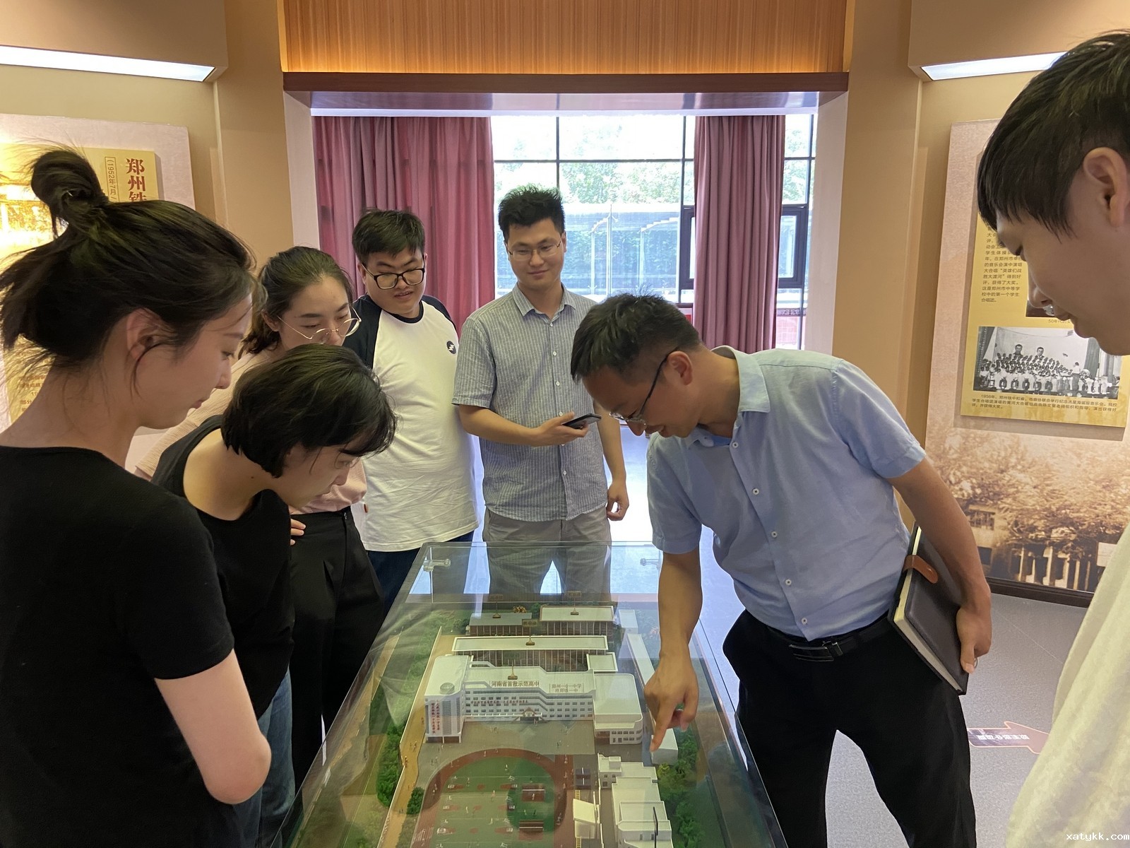 1594542967143597.jpg 5.教师发展中心主任王占世带新任教师参观校史管.jpg