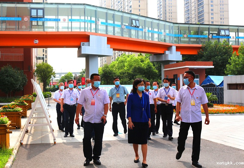 1 河南省教育厅党组成员、副厅长毛杰到学校巡视工作.JPG