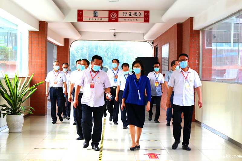 3 李国喜校长汇报学校中招工作.JPG