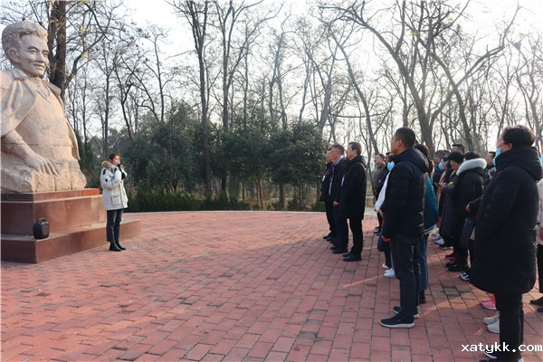 1607163117975530.jpg 8在张庄现场教学点聆听焦裕禄治沙根除“三害”的精神.jpg