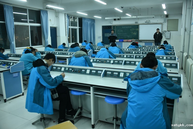 1608339876433287.jpg 16.认真参加化学知识竞赛.jpg