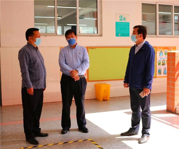 2.教育局党组书记、局长王中立到我校了解复学情况_副本.jpg