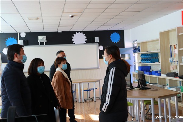 检查学校创客空间  4.jpg