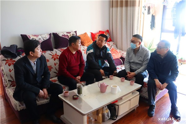 1613883064687604.jpg 2。慰问退役军人黄伟老师.jpg