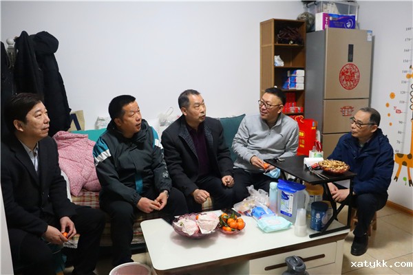 1613883079122541.jpg 3慰问退役军人李军老师.jpg