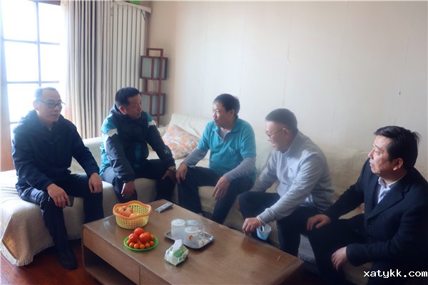 1613883095714370.jpg 4慰问退役军人张林老师.jpg