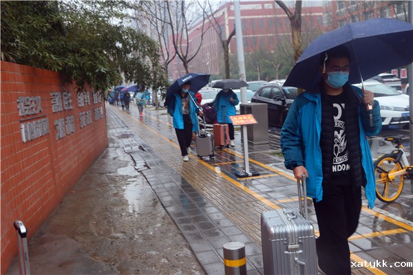 1614513604136810.jpg 4学生有序排队入校.jpg