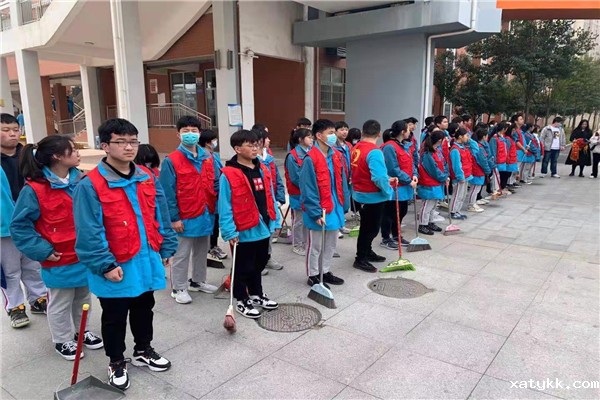 1614930385619614.jpg 1学校门口快速集合.jpg