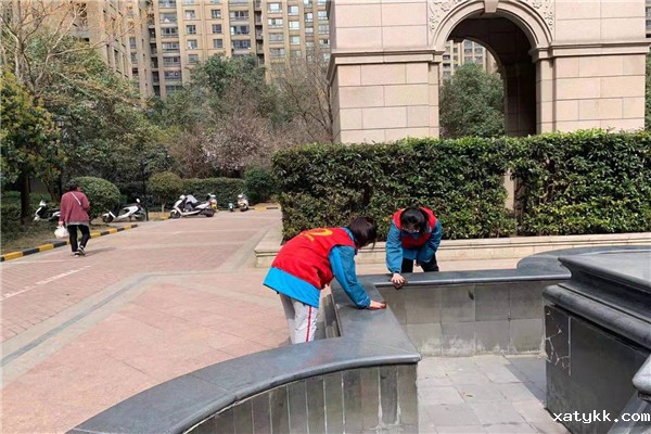 1614930431862270.jpg 5认真擦拭瓷片.jpg