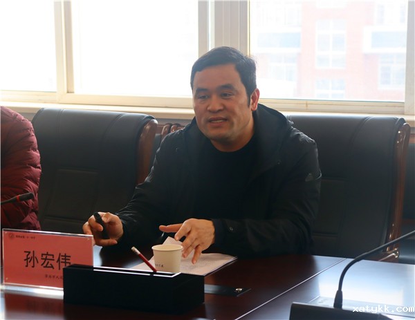 1615295214499771.jpg 3郑州市现代教育信息技术中心政务中心主任孙宏伟为通讯员老师做培训.jpg