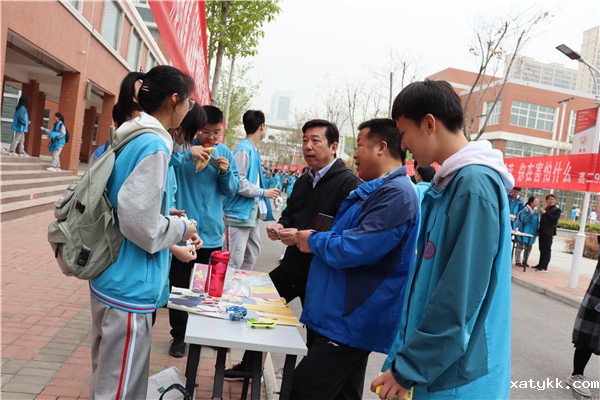 7校长光临我们的摊位.jpg
