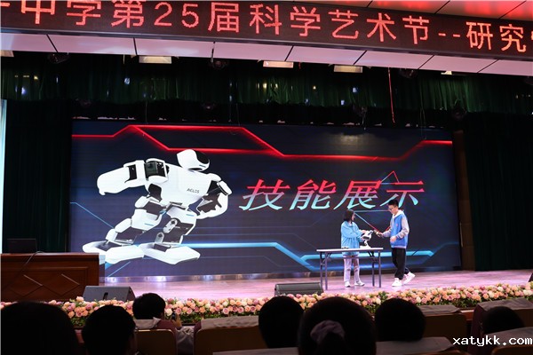 1617161745544567.jpg 5机器人展示跳舞.jpg