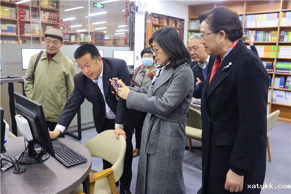 1617416223965331.jpg 8李国喜校长在“笑南书吧”演示图书查找路径.jpg