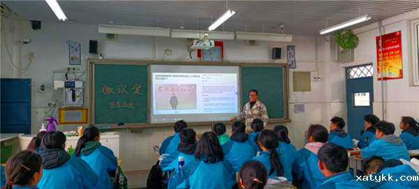 2老师给学生讲述微议案的知识_副本.png