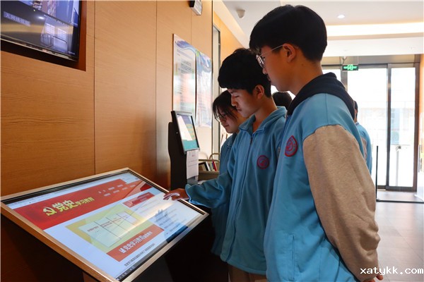 1619166128230306.jpg 4同学们通过图书馆电子阅读屏线上学党史.jpg