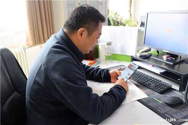 1619166178870791.jpg 7老师利用工作间隙开展党史阅读.jpg