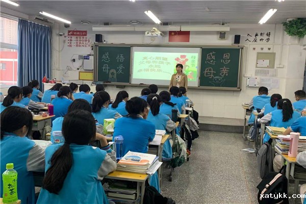4学生发展中心田月英老师引领大家汲取母爱力量.jpg