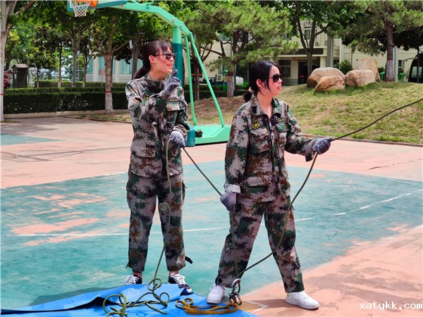 1622252932795442.jpg “手”护同学的cool girl.jpg