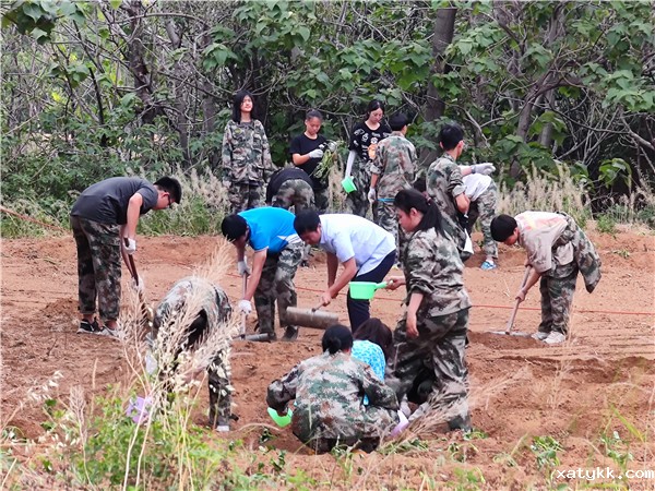 1622253226290421.jpg 农事体验:学生老师齐上阵.jpg